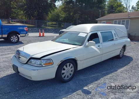 2006 Lincoln Town Car Executive from USA, damaged, VIN 1LJFM88W36Y608043